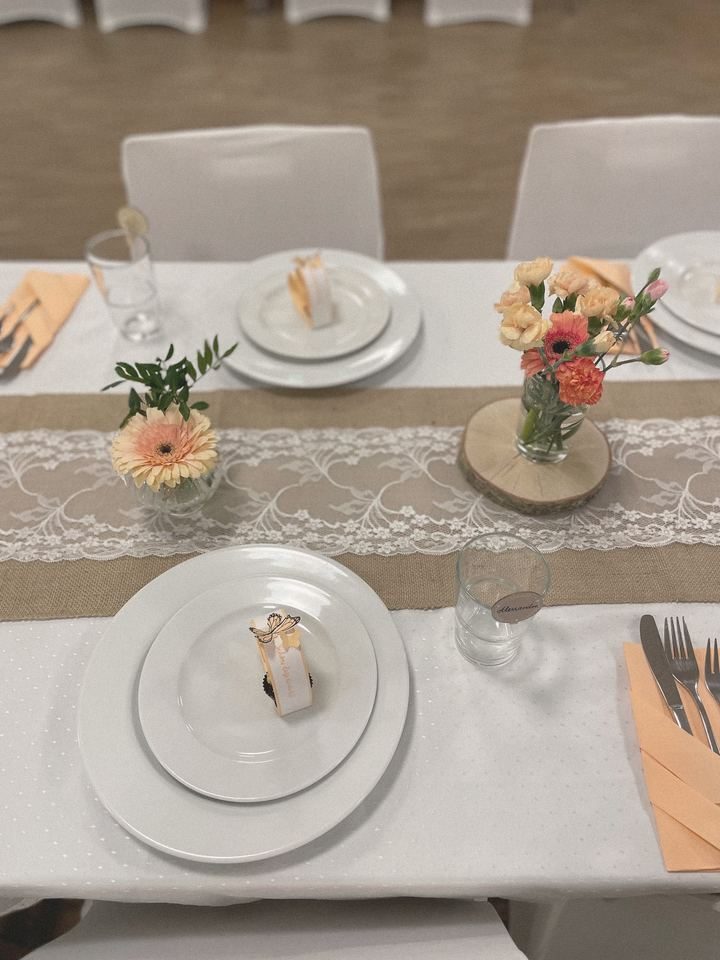 Gedeck mit Gerbera und Spitzenläufer
