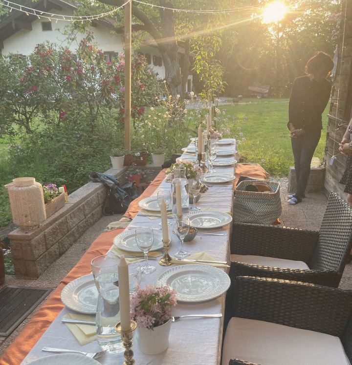Lange Tafel im Abendlicht