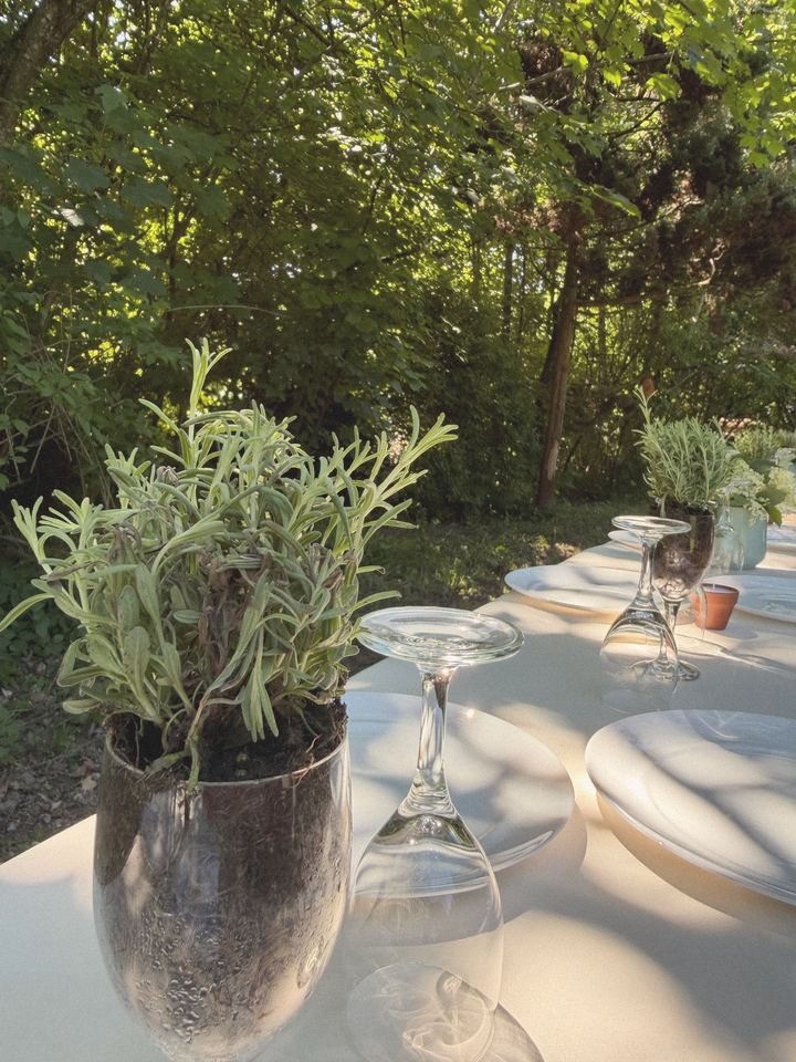 Lavendel im Glas auf einer Gartentafel