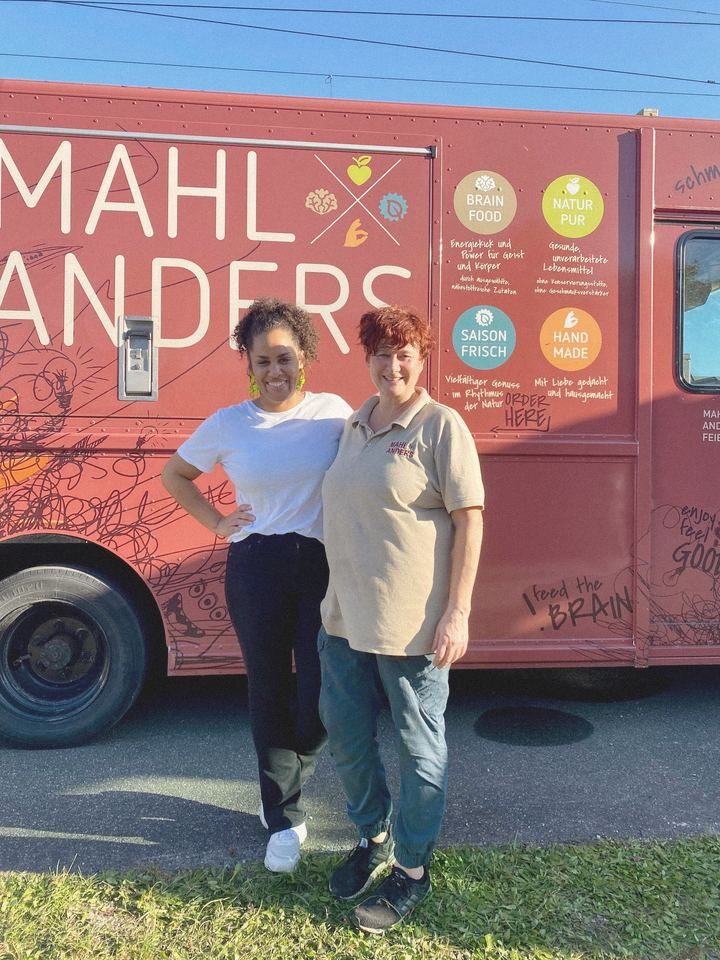 Shannon mit einer Partnerin vor dem Foodtruck