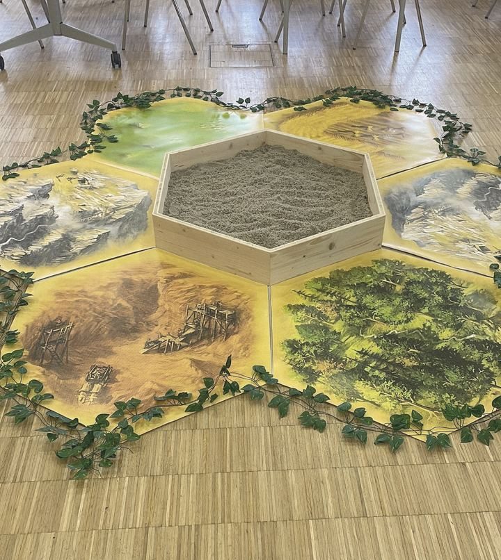 Spielfeld aus großen Sechsecken mit Sandkasten