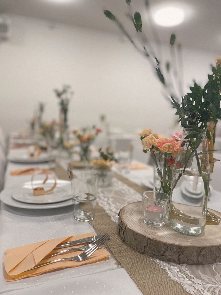 Tafel mit Nelken in Pfirsich